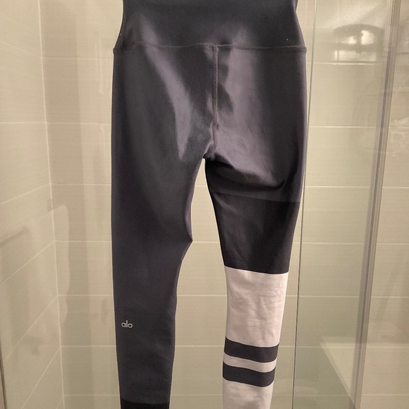 *Rare* ALO Yoga Leggings - Picture 2 of 15